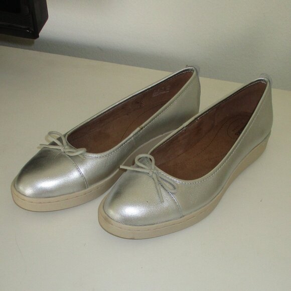 Clarks Artisan Womens Silver Flat Loafer NWOB - Size 7.5M - Picture 3 of 9